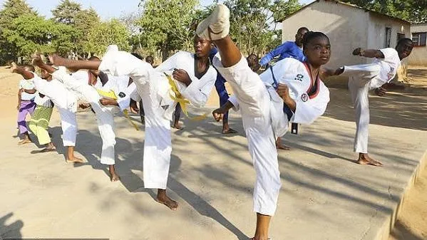 Dạy taekwondo cho các bé gái để chống nạn tảo hôn