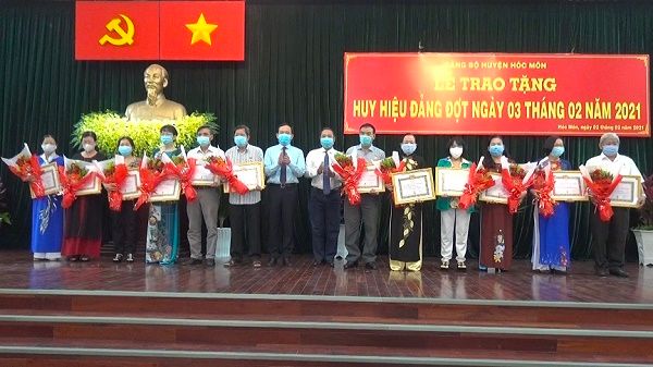 Huyện Hóc Môn, Quận 4 trao huy hiệu đảng cho các đảng viên cao tuổi đảng