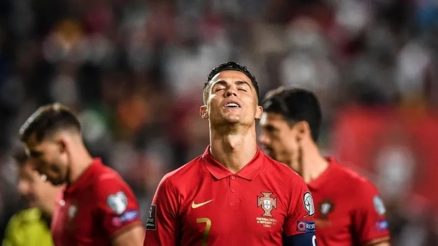 Ronaldo bật khóc sau trận thua Serbia tại vòng loại World Cup 2022