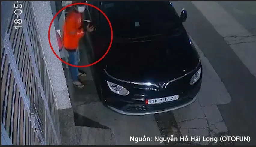 Nam thanh niên bẻ 2 chiếc gương xe ôtô trong ‘nháy mắt’