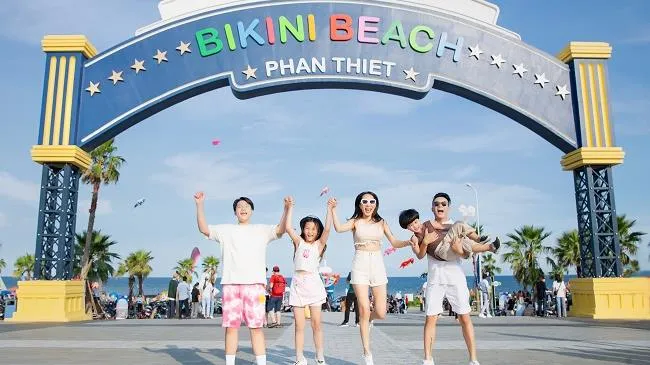 Trải nghiệm đô thị du lịch, gia đình Hoàng Bách lập tức muốn “bỏ phố về biển”