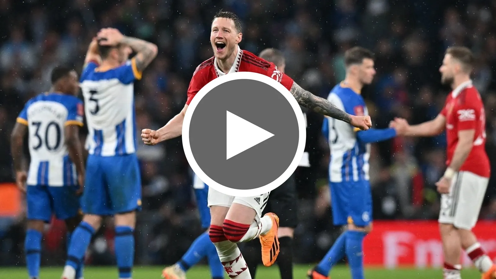 Fancam bóng đá: Wout Weghorst hành động kỳ lạ sau khi MU thắng Brighton