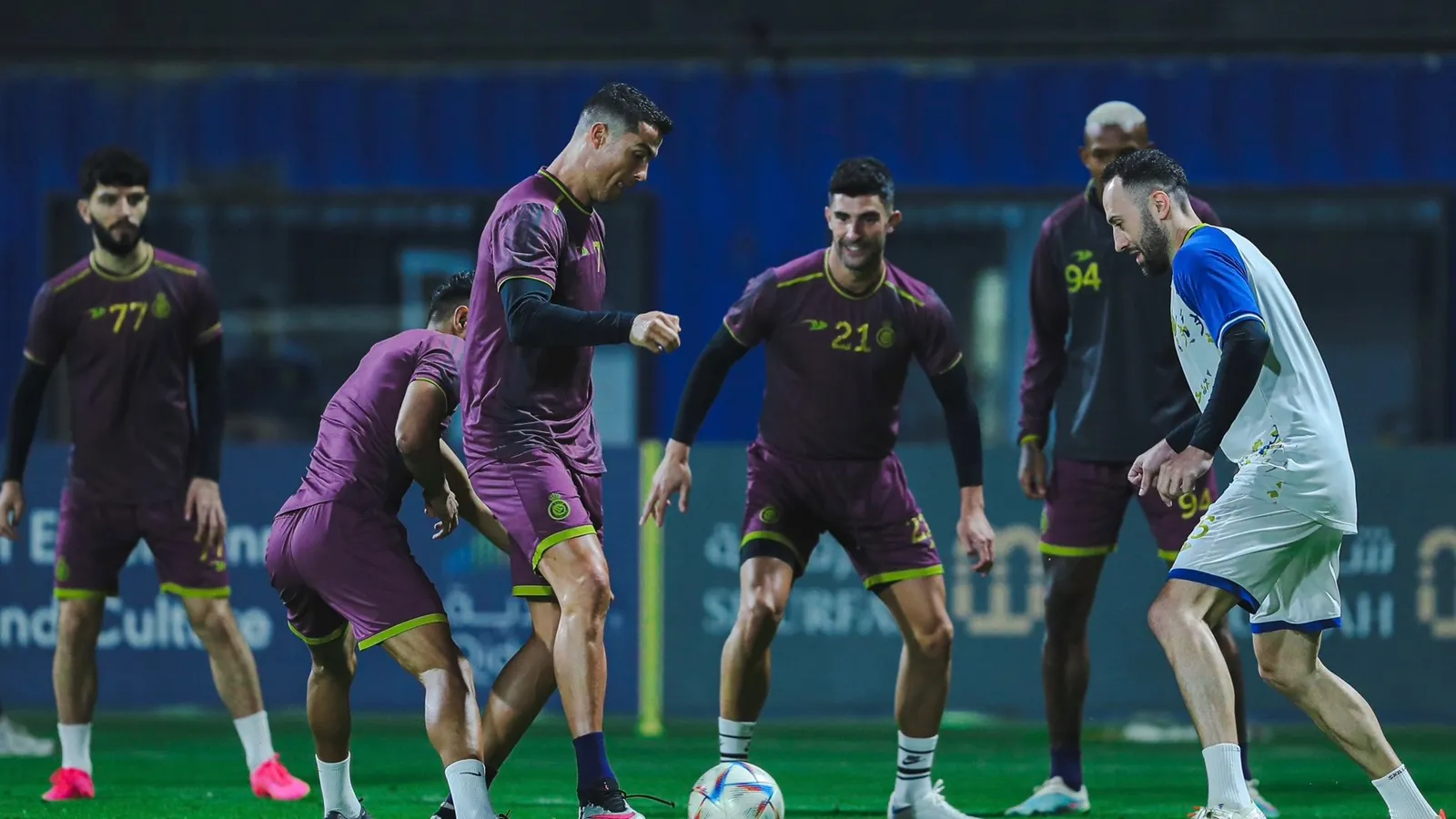 Ronaldo đáp trả mạnh mẽ khi antifan kêu gọi giải nghệ