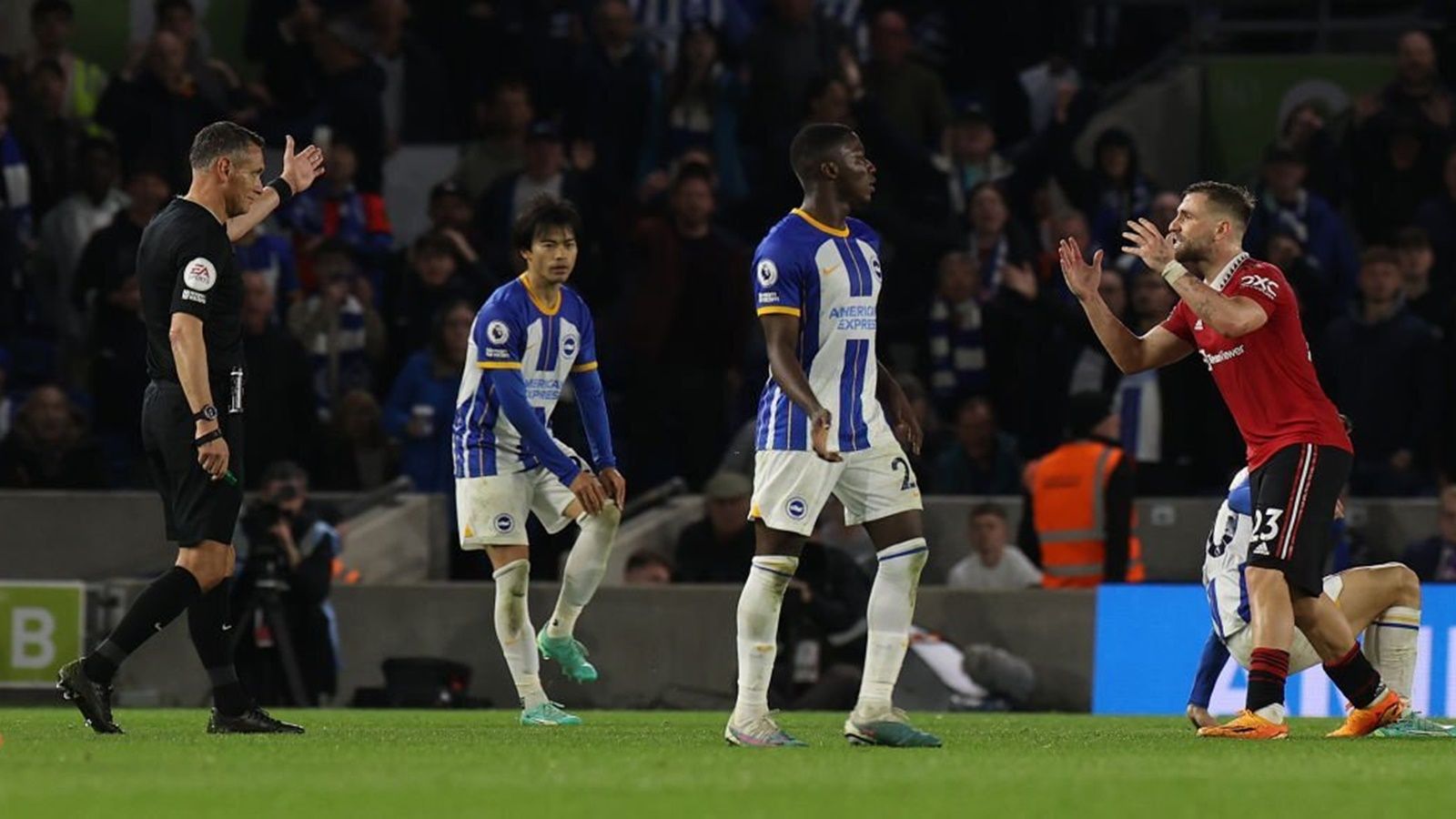 Luke Shaw nói gì khi hóa tội đồ khiến MU thua Brighton?