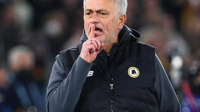 Mourinho trả giá vì lăng mạ trọng tài Anthony Taylor