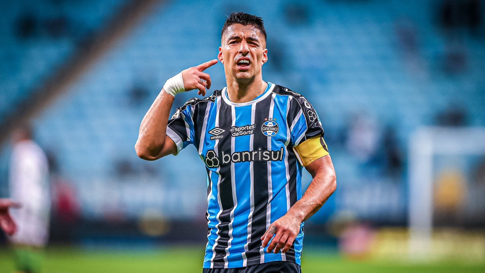 Luis Suarez ăn mừng trêu ngươi đáp trả tin đồn giải nghệ, phải lắp chân giả