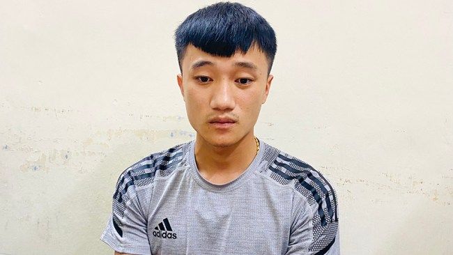 Nam thanh niên ôm túi ma túy đợi khách trong bãi xe siêu thị