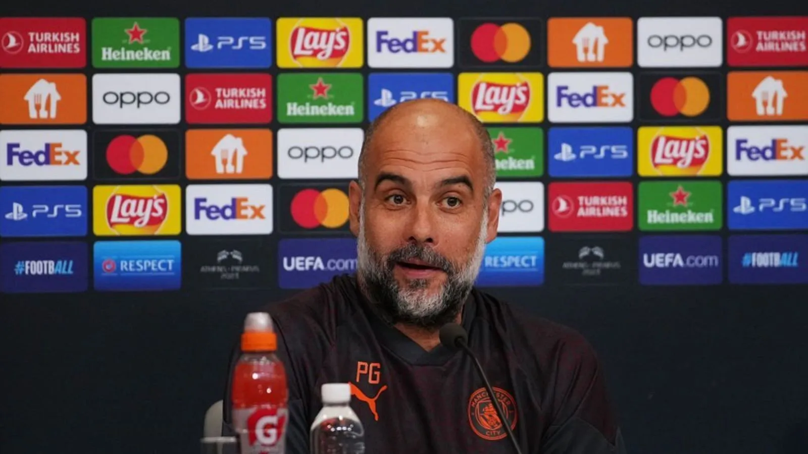 Pep Guardiola gọi MU là đội bóng yếu đuối, tự nhận mình kiêu ngạo