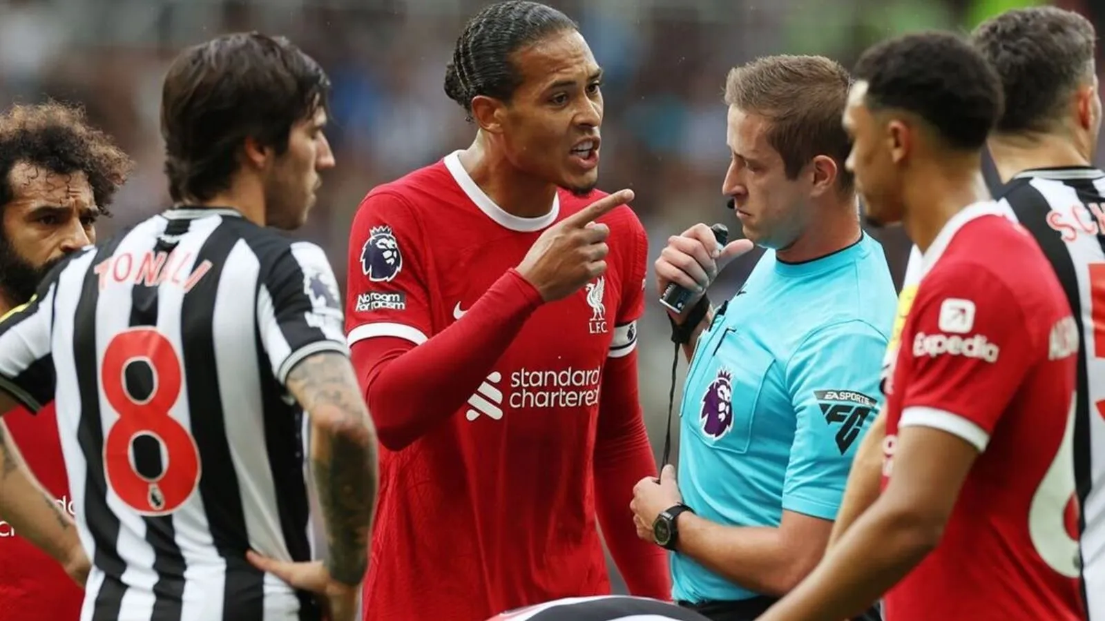 Liverpool nguy to: Van Dijk sắp bị cấm 4 trận vì pressing trọng tài quá gắt