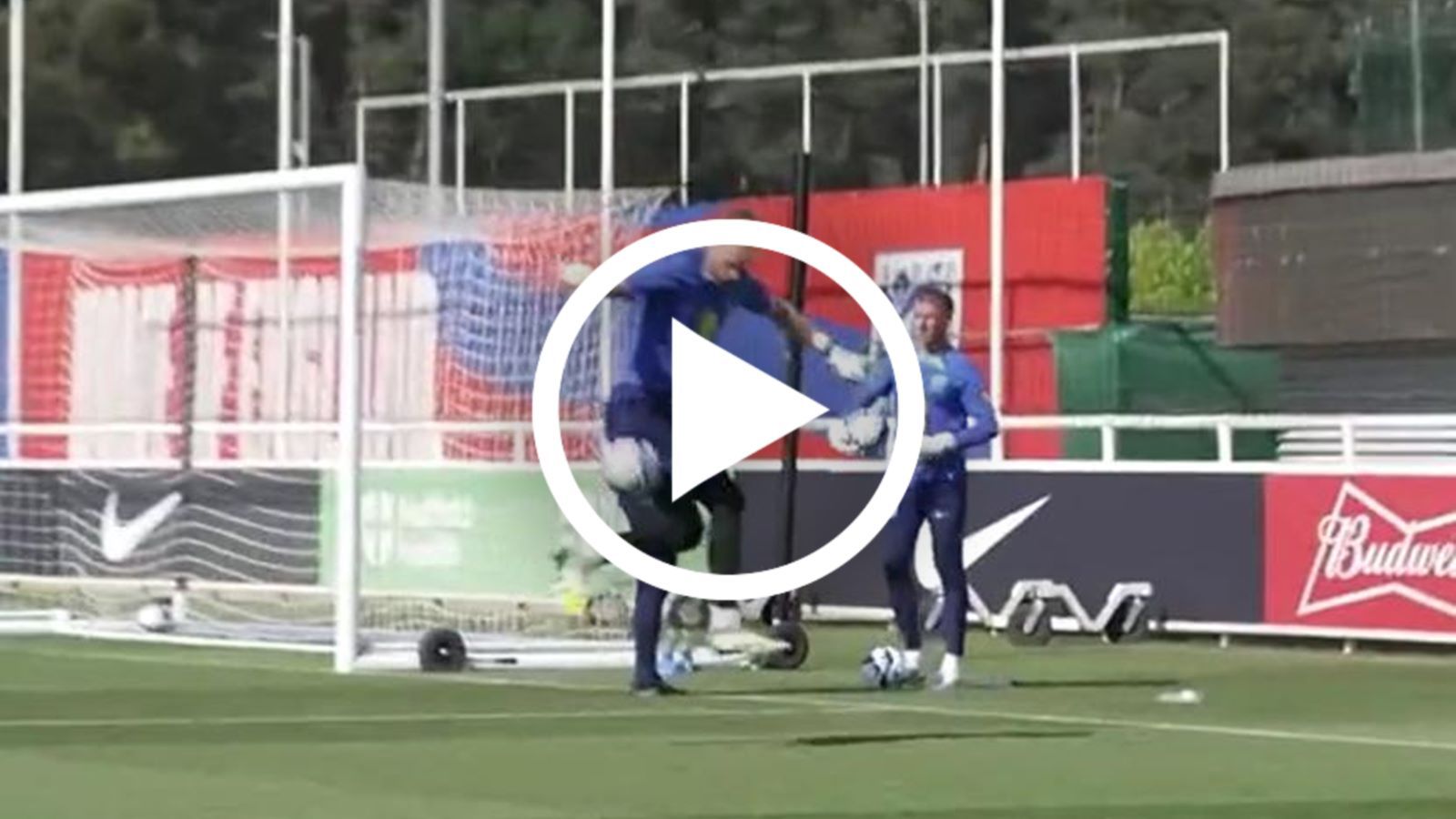 VIDEO: Bị Arteta dọa cho dự bị, Ramsdale tái hiện tuyệt chiêu của Neymar