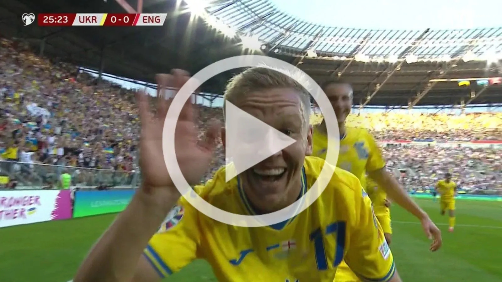 VIDEO: Zinchenko thoải mái sút tung lưới ĐT Anh ngay trước mặt Declan Rice