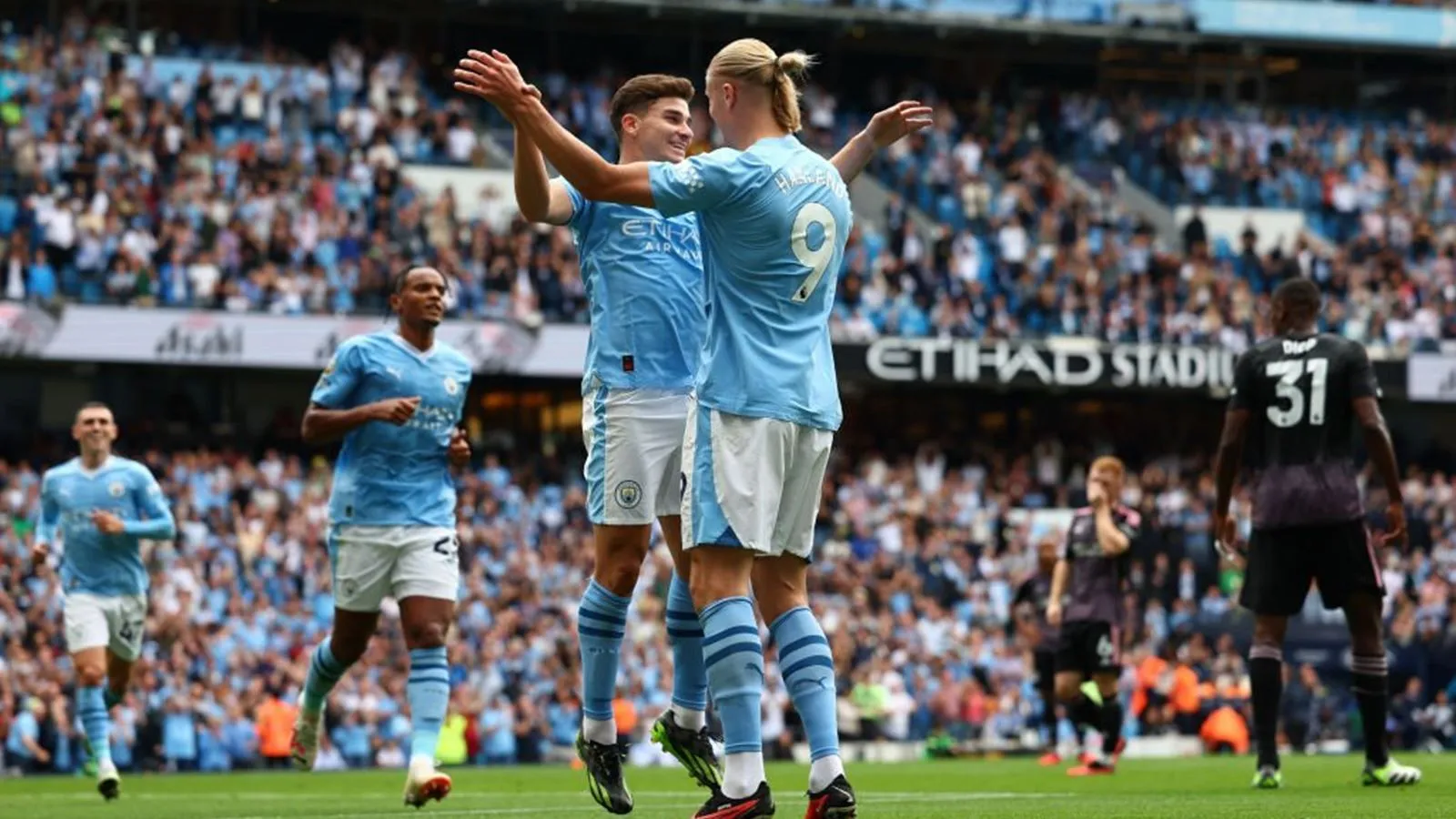 Không phải De Bruyne, Pep Guardiola chỉ ra cái tên bất khả xâm phạm ở Man City