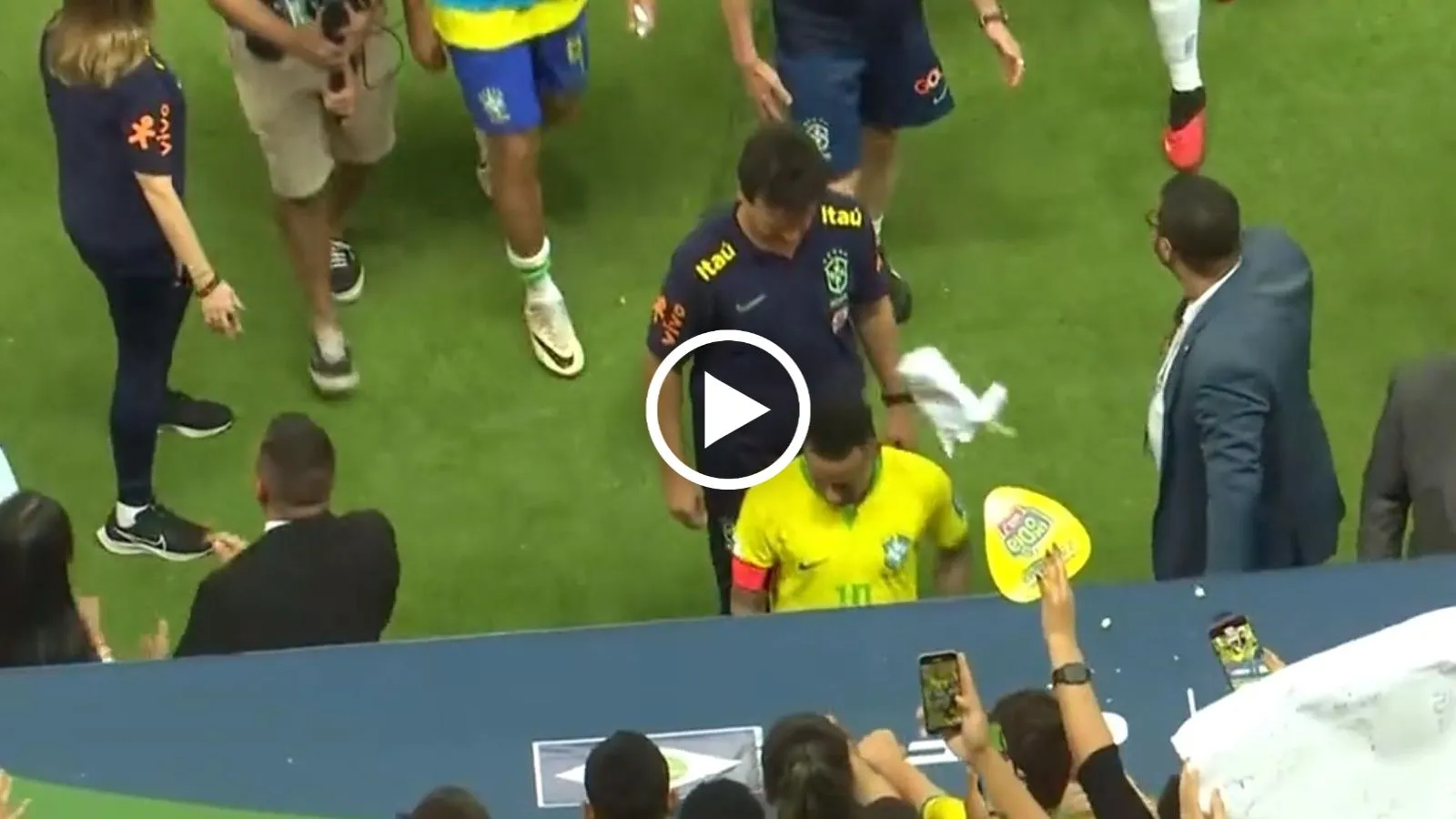 VIDEO: Neymar phát rồ khi bị CĐV Brazil ném vật thể lạ vào đầu