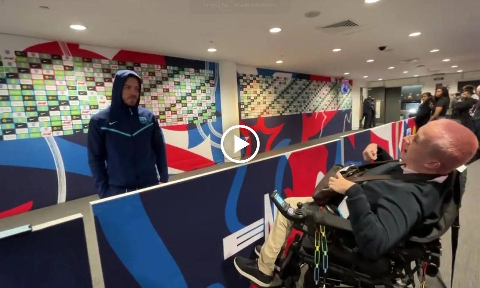 VIDEO: Jack Grealish đốn tim CĐV bằng hành động nhân văn sau trận thắng của tuyển Anh