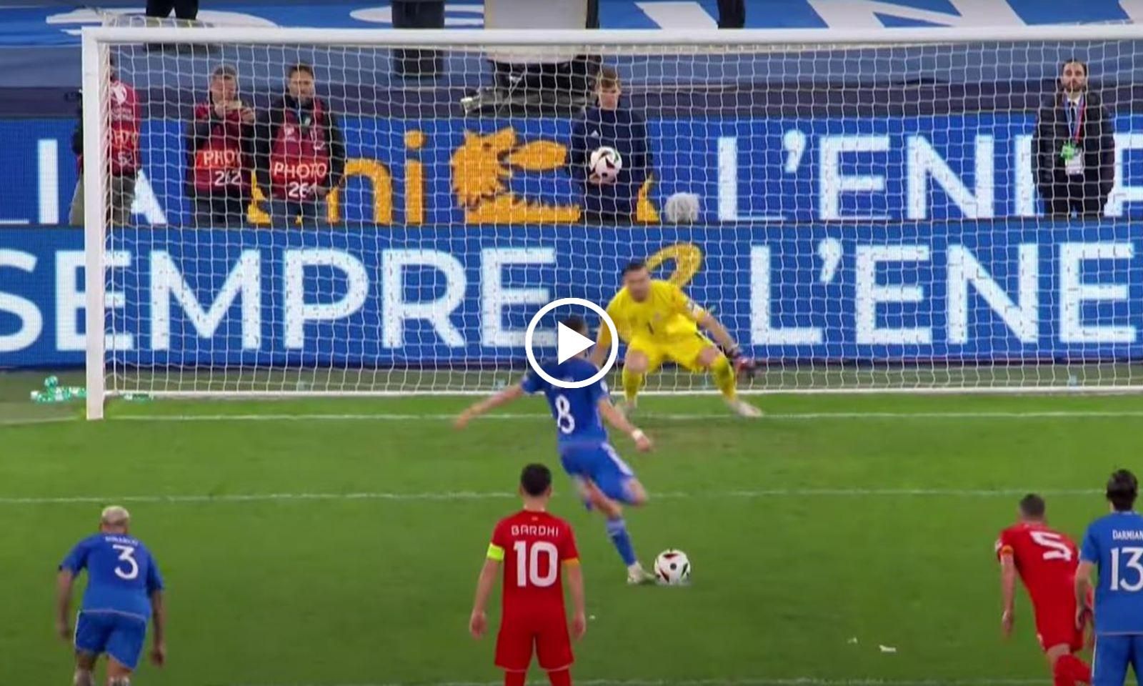 VIDEO: Nhảy chân sáo thất bại, Jorginho được sao Juventus cứu khỏi cơn ác mộng