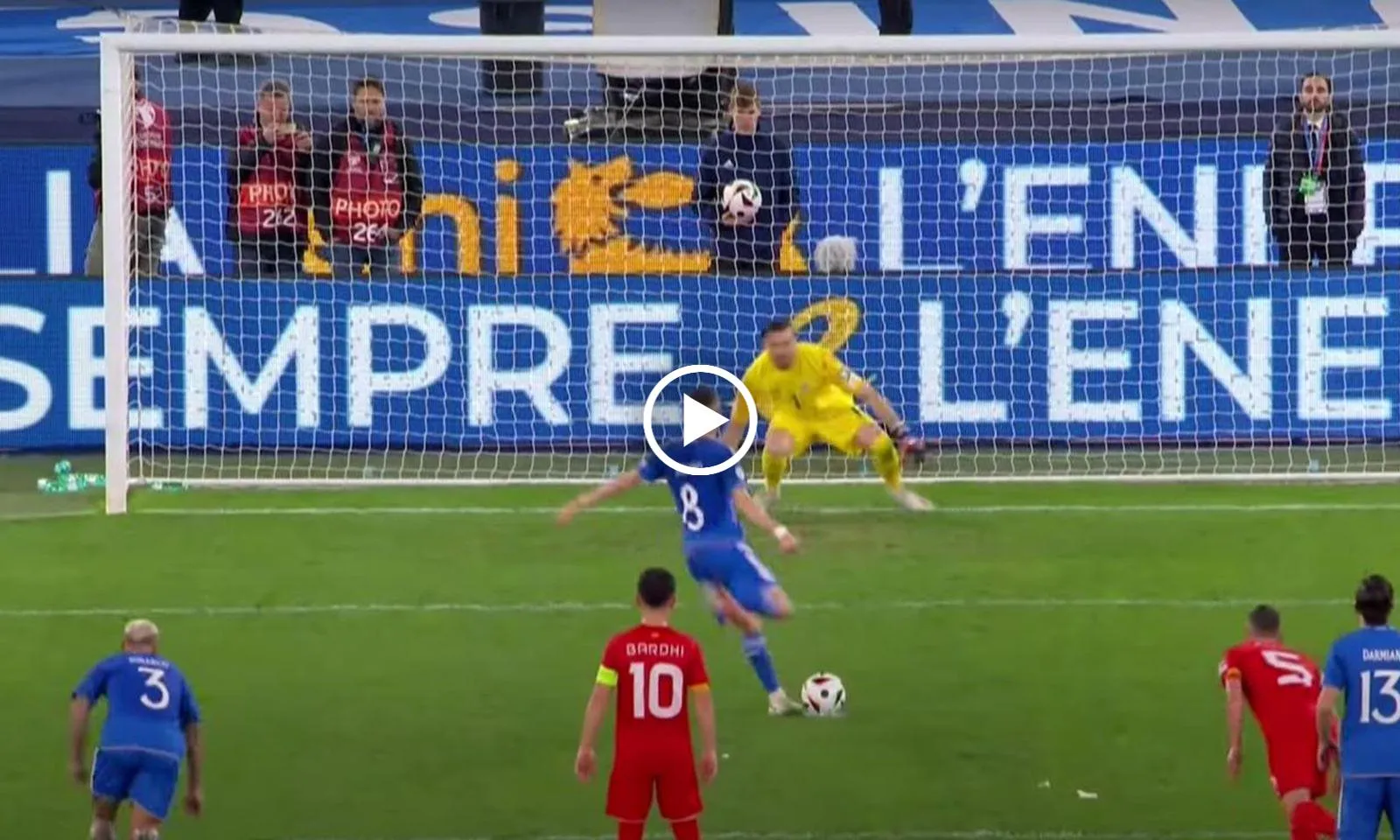 VIDEO: Nhảy chân sáo thất bại, Jorginho được sao Juventus cứu khỏi cơn ác mộng