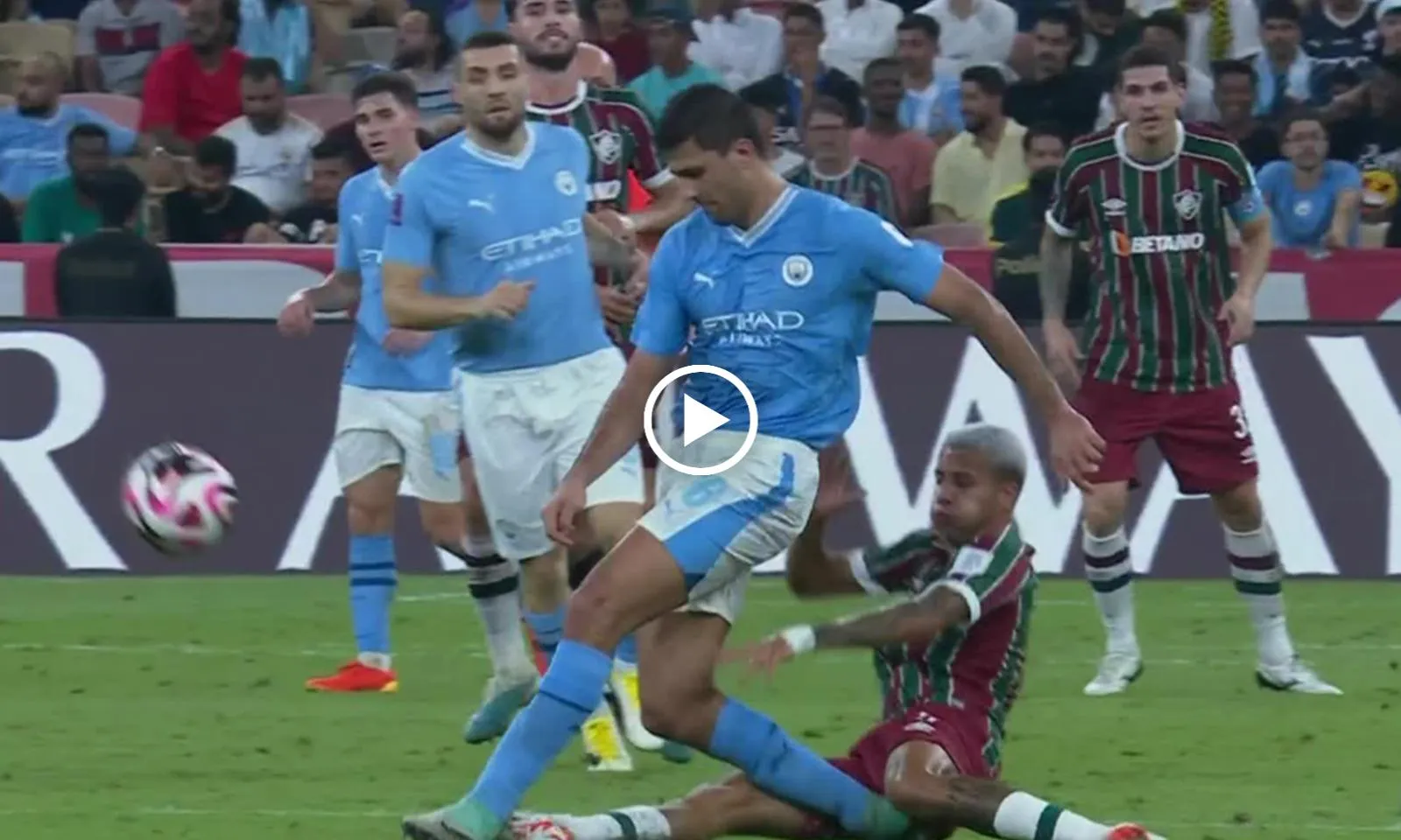 VIDEO: Kinh hoàng Rodri lĩnh trọn cú vào bóng theo phong cách lưỡi liềm từ cầu thủ Fluminense