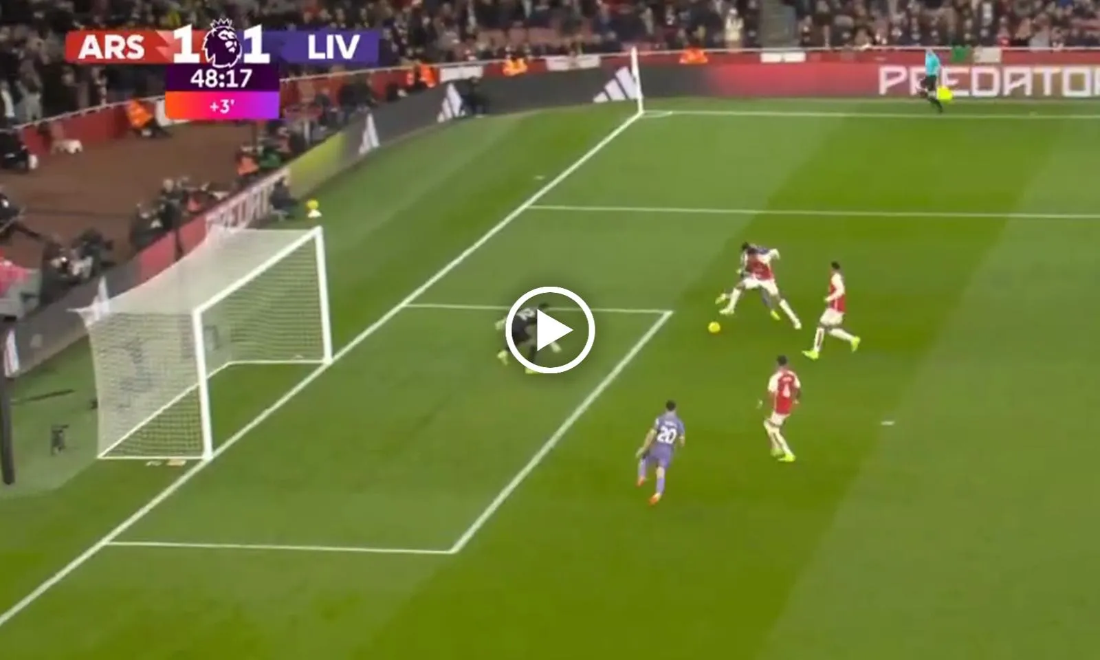 VIDEO: Saliba cùng Gabriel hóa trò hề, Arsenal biếu không bàn thắng cho Liverpool