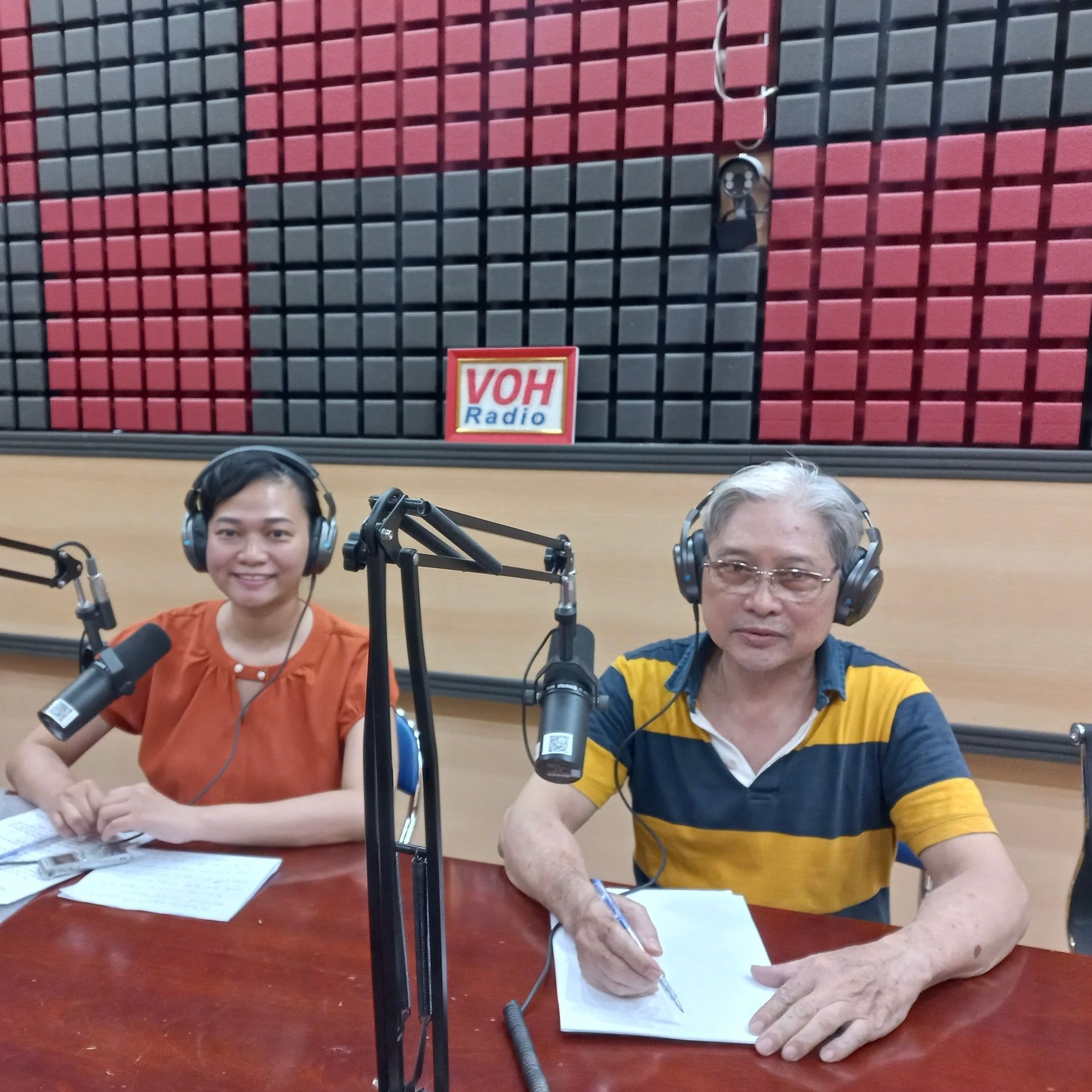 Tạm trú, tạm vắng - hộ khẩu thường trú, thừa kế đất đai.