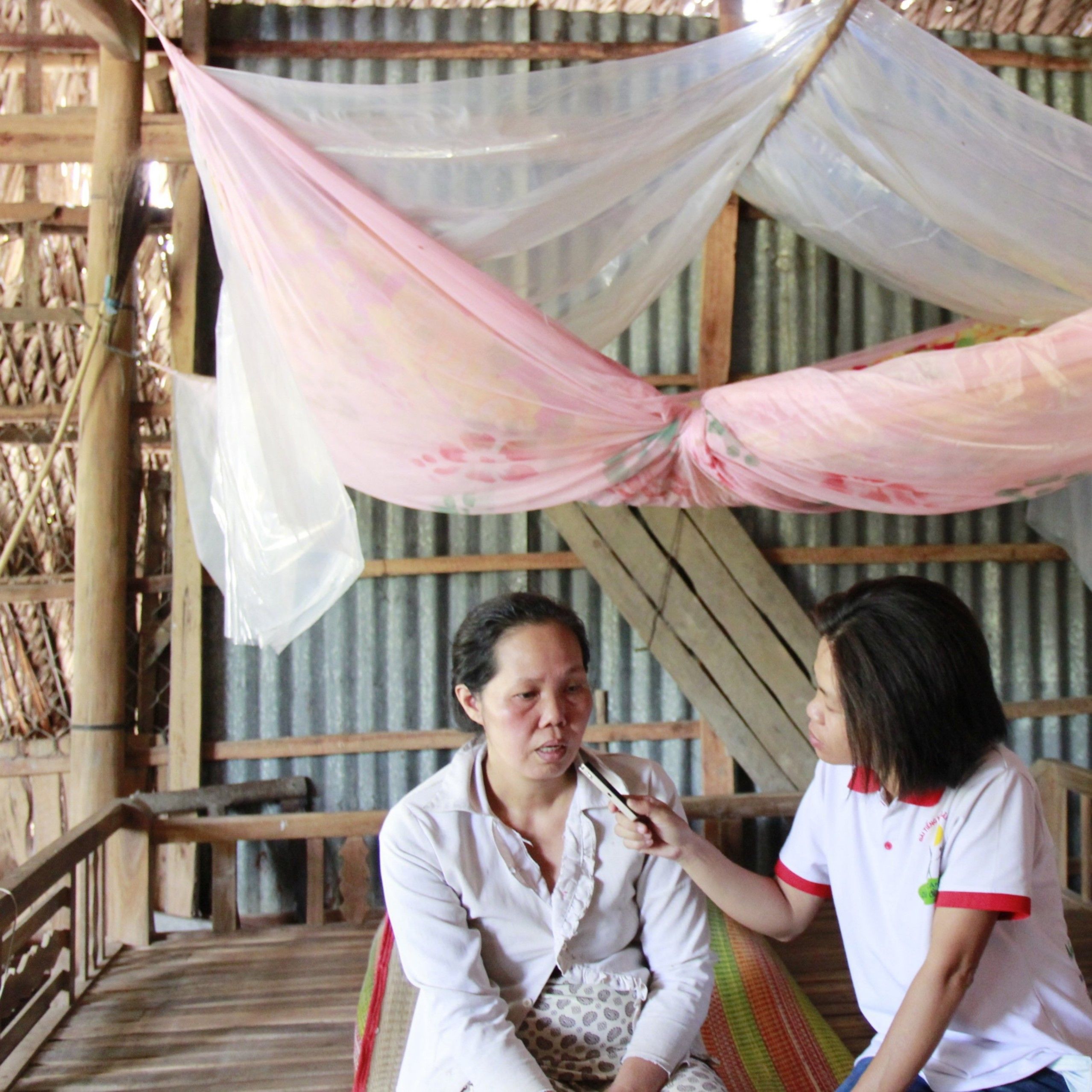 Chị Lào và 2 con vịt xiêm