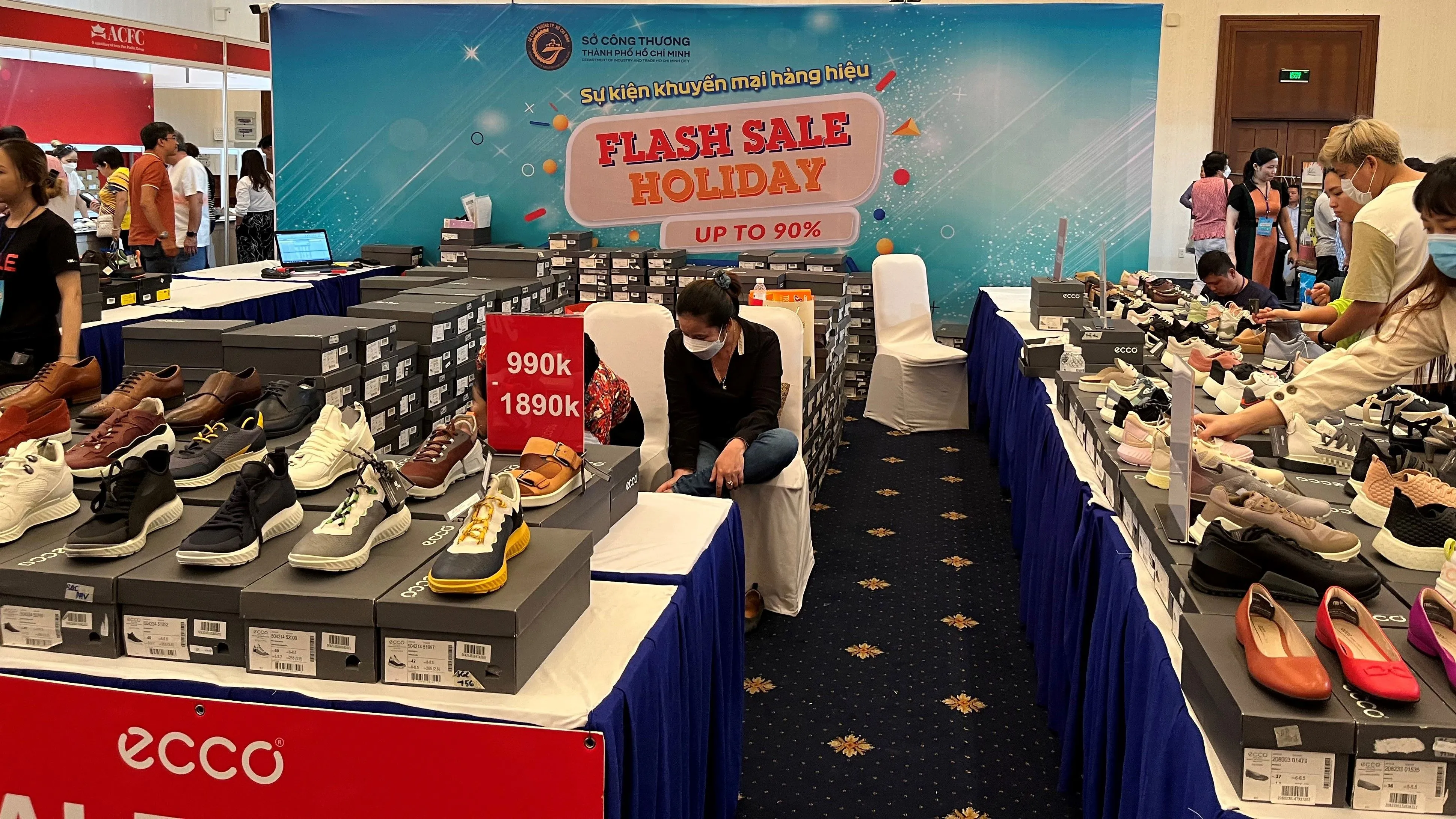 Khuyến mãi hàng hiệu - Flash Sale Holiday 2023 tại TPHCM