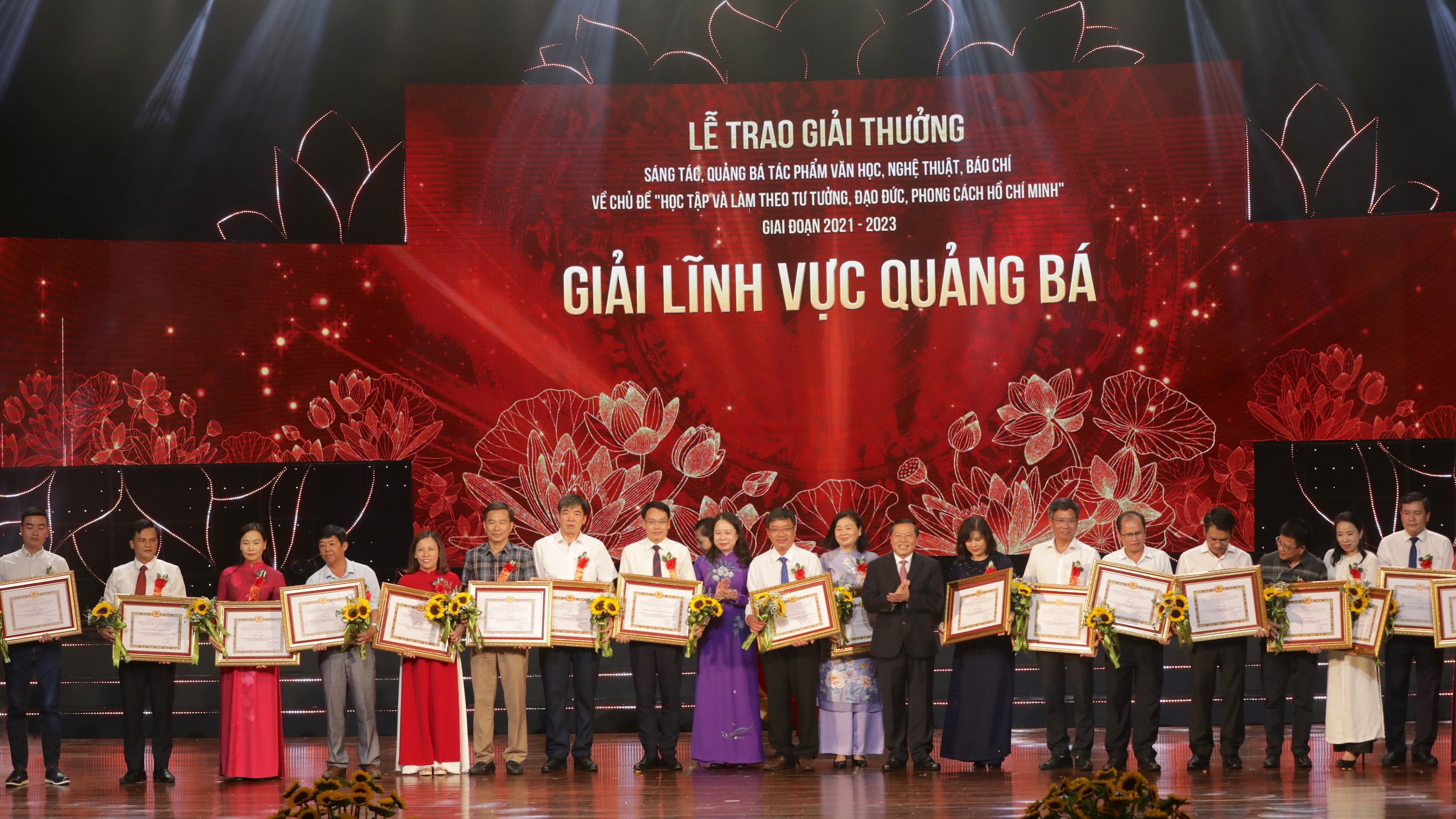 Vinh danh tác giả, tác phẩm “Học và làm theo Bác”