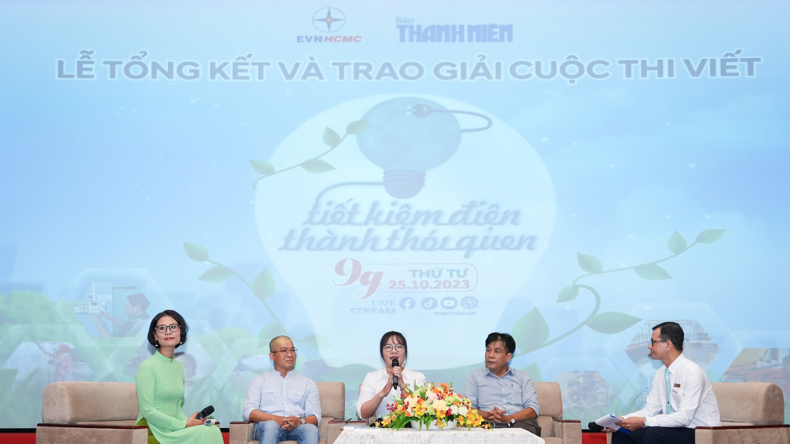Nhà thơ Lê Minh Quốc bất ngờ với những bài viết tiết kiệm điện 