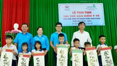 Trao tặng thẻ bảo hiểm cho học sinh nghèo