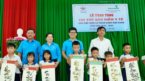 Trao tặng thẻ bảo hiểm cho học sinh nghèo