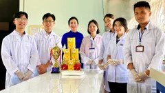 Học sinh làm bột đất nặn sinh học từ vỏ trái thanh long