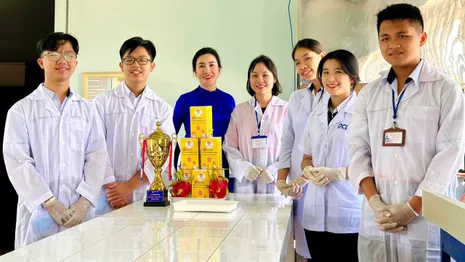 Học sinh làm bột đất nặn sinh học từ vỏ trái thanh long