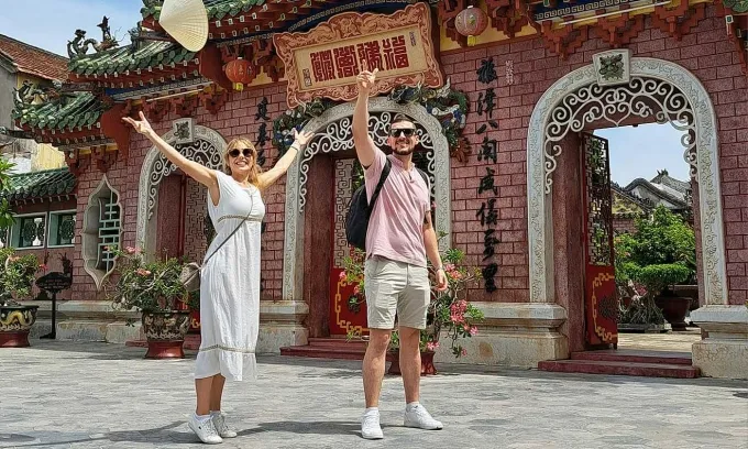 Foreign tourists flock to Vietnam