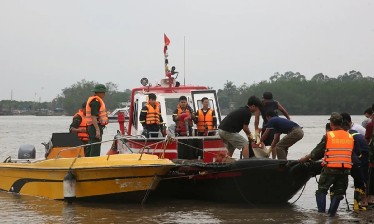 Tập trung tìm kiếm người mất tích do chìm thuyền tại Quảng Ninh