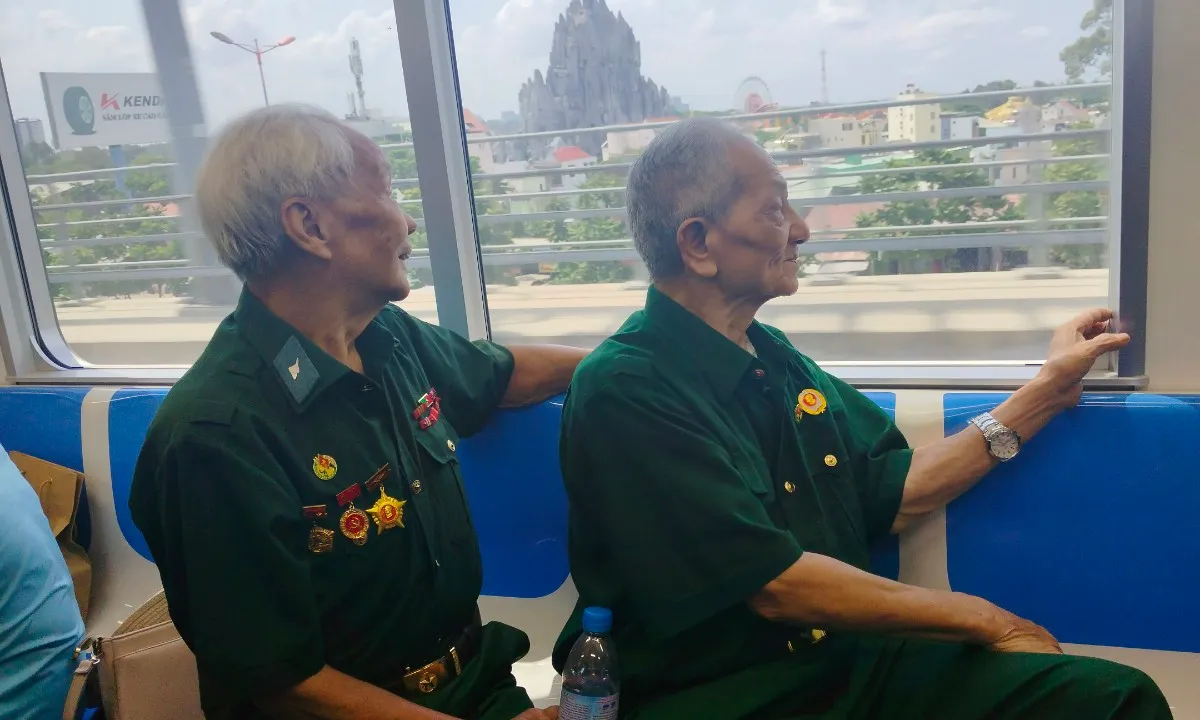 Cựu chiến binh Điện Biên vui mừng, phấn khởi khi trải nghiệm metro số 1