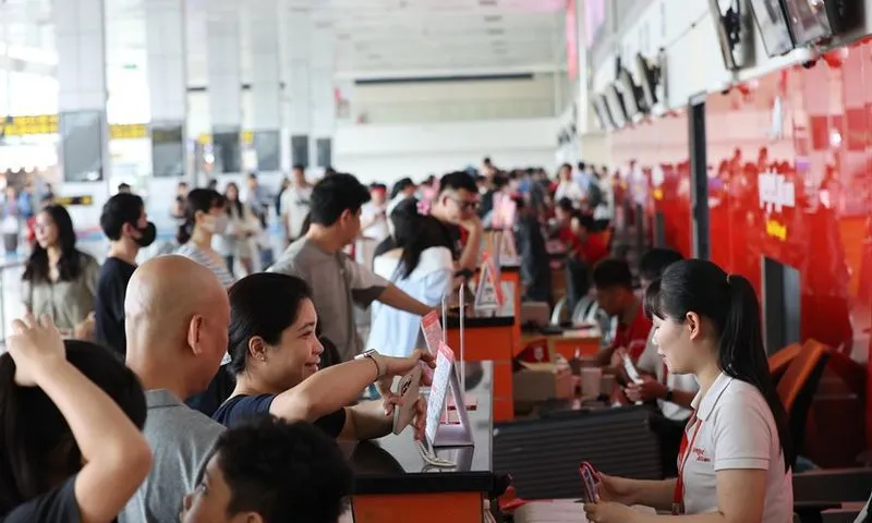 Sân bay Nội Bài, Tân Sơn Nhất đón hơn 209.600 khách ngày đầu nghỉ lễ 30/4 - 1/5