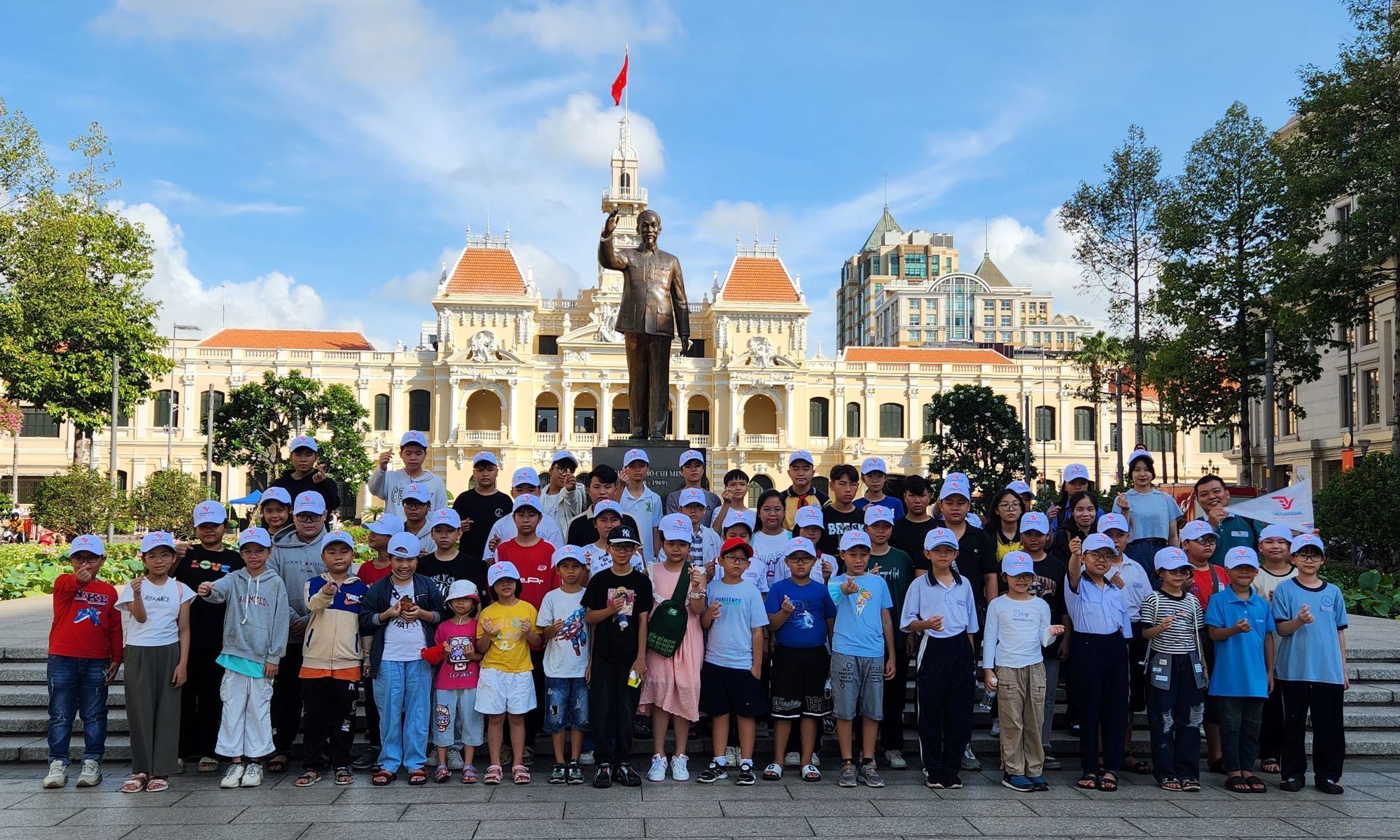 Vietluxtour kết hợp Báo Thanh Niên tổ chức tour miễn phí cho các em nhân dịp Quốc tế Thiếu Nhi 1/6