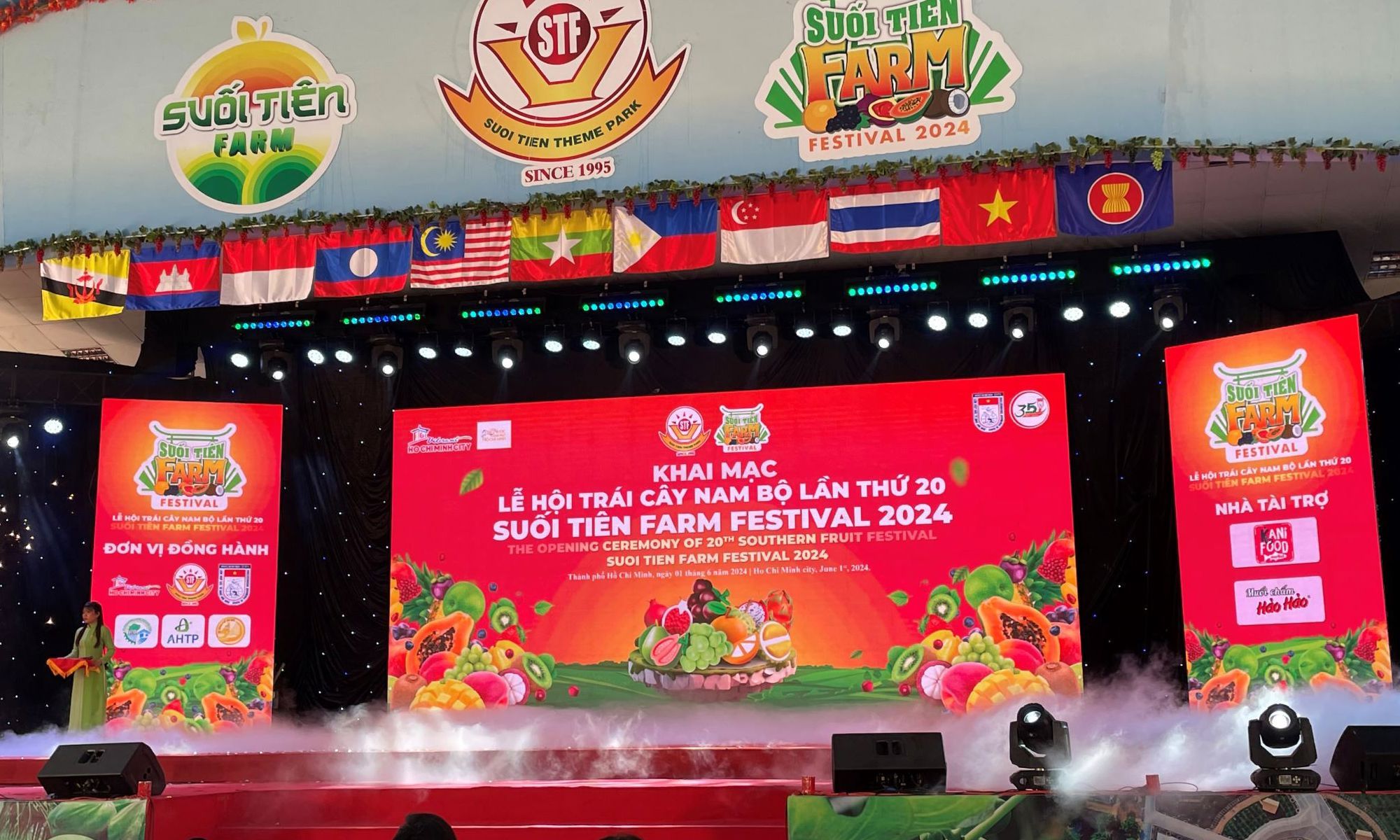 Nhiều loại trái cây giảm giá từ 10-30% tại Lễ hội Trái Cây Nam bộ 2024 ở Suối Tiên