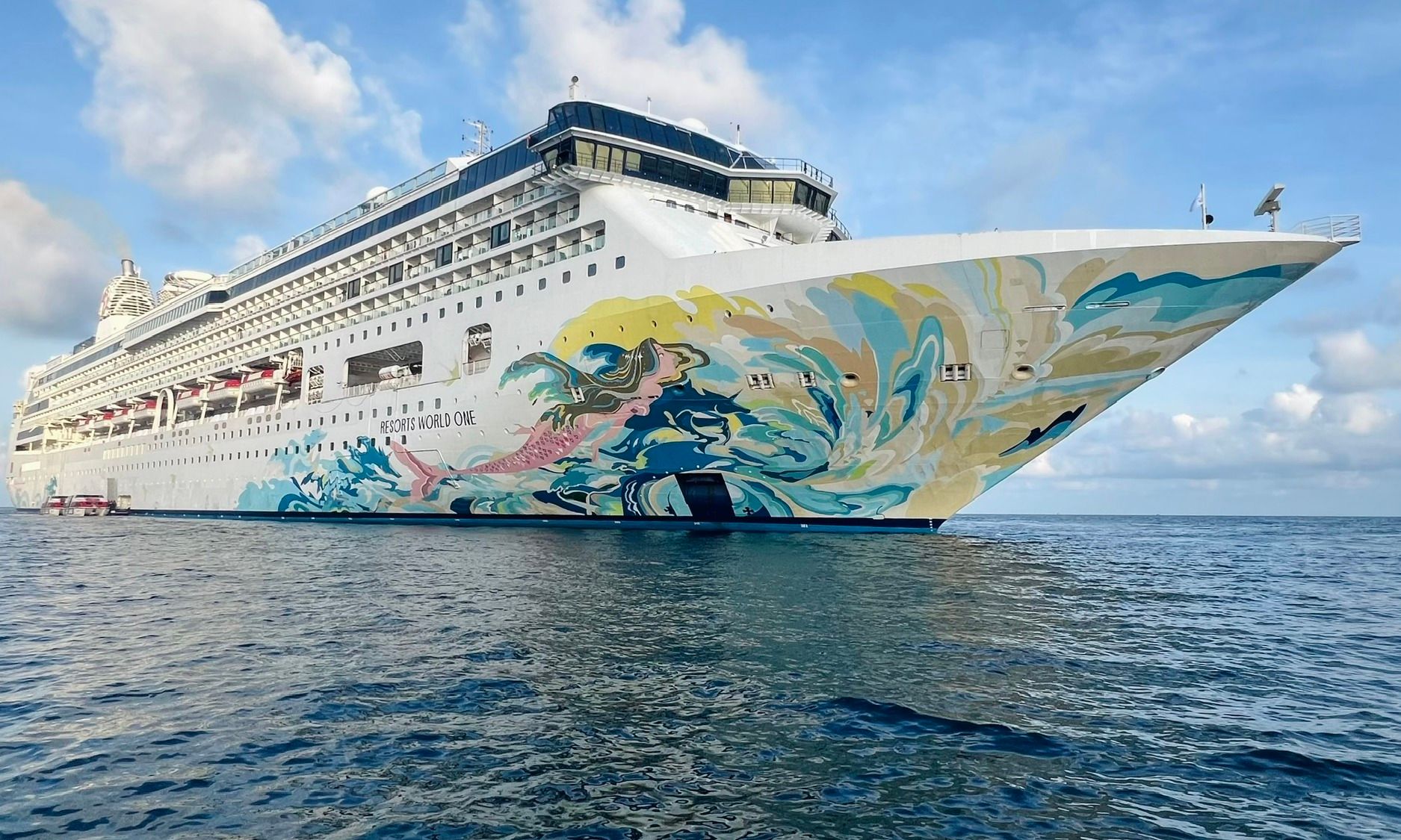 Tàu biển quốc tế “Resort World one” đến Côn Đảo sau 25 năm 