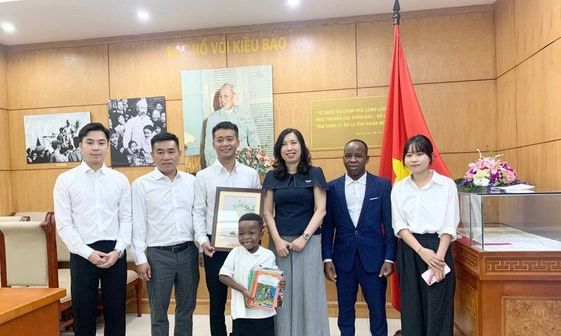 Quang Linh et la Team Africa ont renforcé les liens entre les peuples vietnamien et angolais