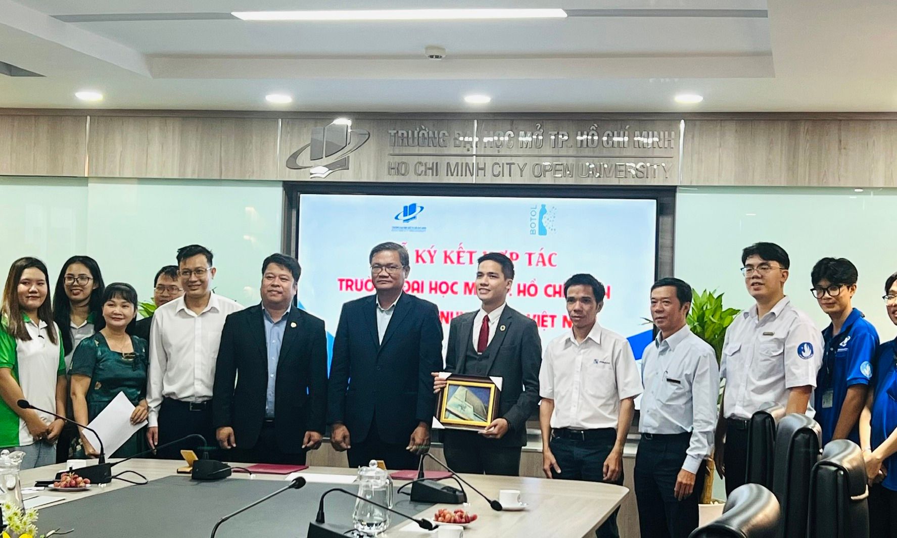 Trường Đại học Mở Tp. Hồ Chí Minh hợp tác thu gom pin cũ, vỏ chai nhựa, vỏ lon