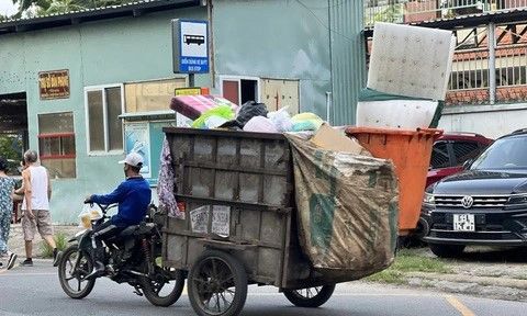Đề xuất cấm xe thô sơ chở rác ở TP.HCM: có chính sách hỗ trợ chuyển đổi phương tiện