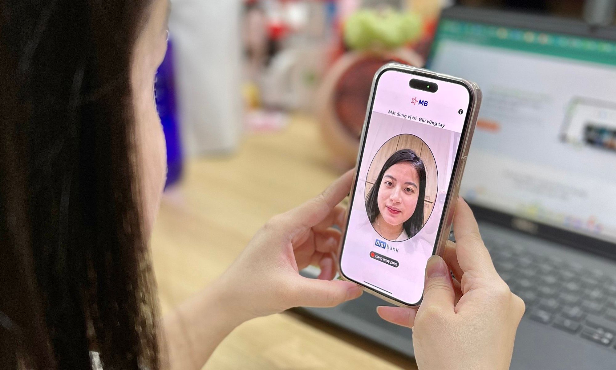 Người dùng thích ứng ra sao đối với xác thực sinh trắc học trong giao dịch chuyển tiền trực tuyến? 