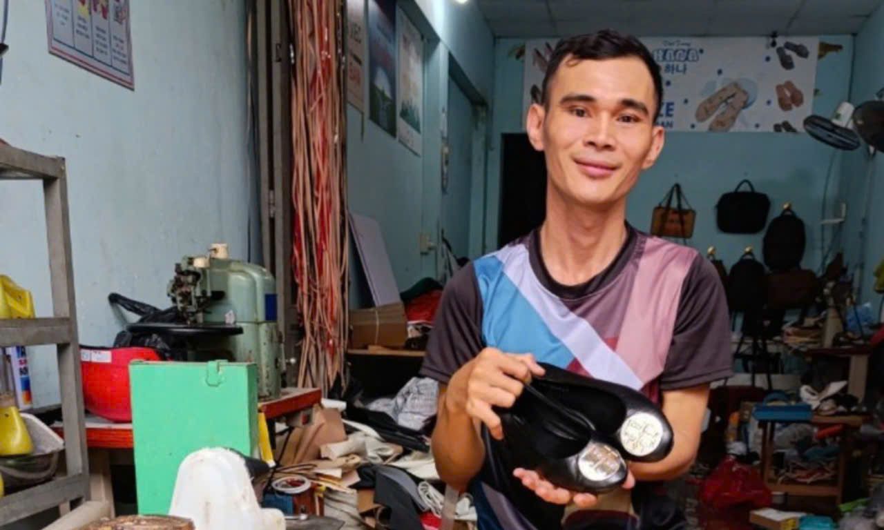 ANH SỬA GIÀY CHO NGƯỜI NGHÈO