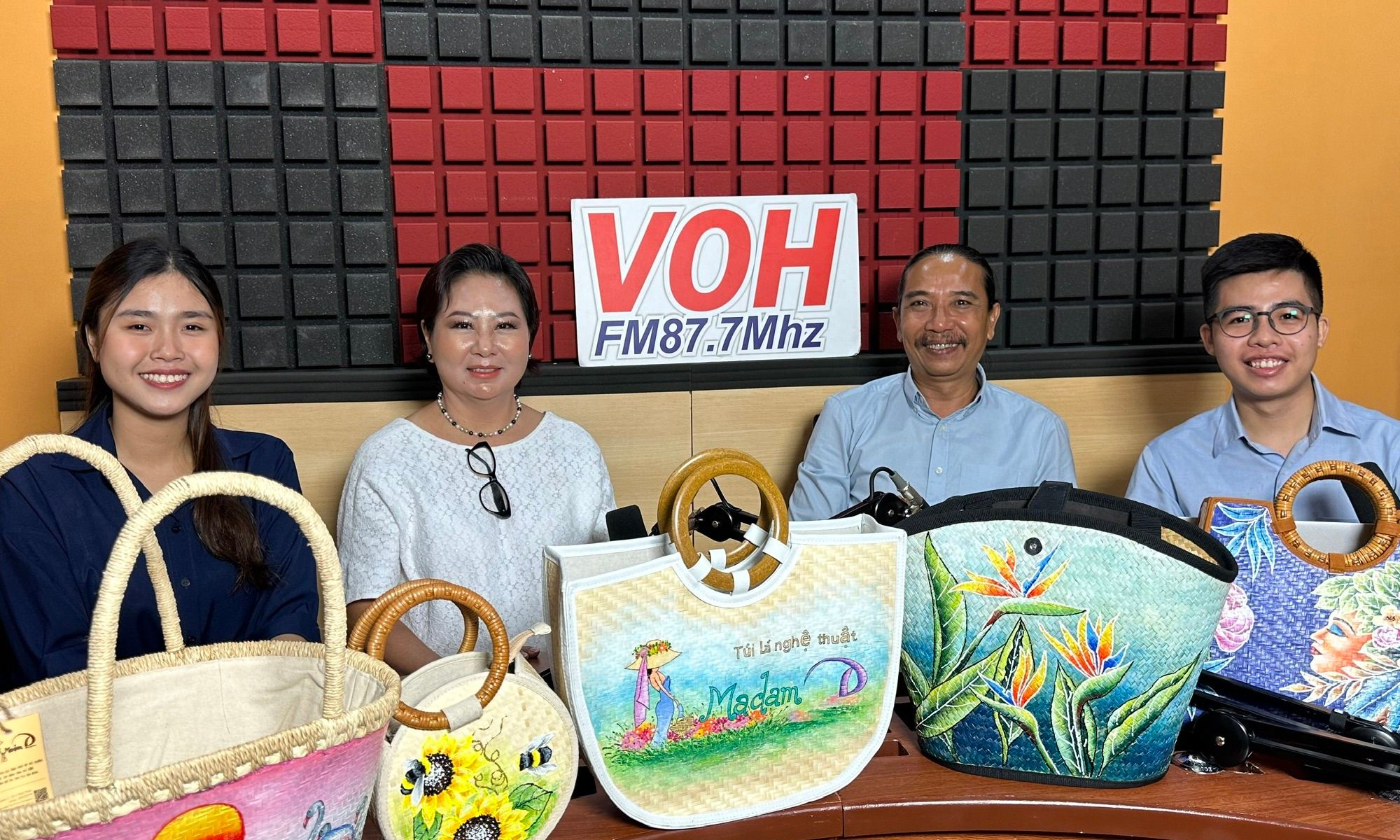Nét vẽ tinh hoa đến món quà độc đáo từ những chiếc túi lá