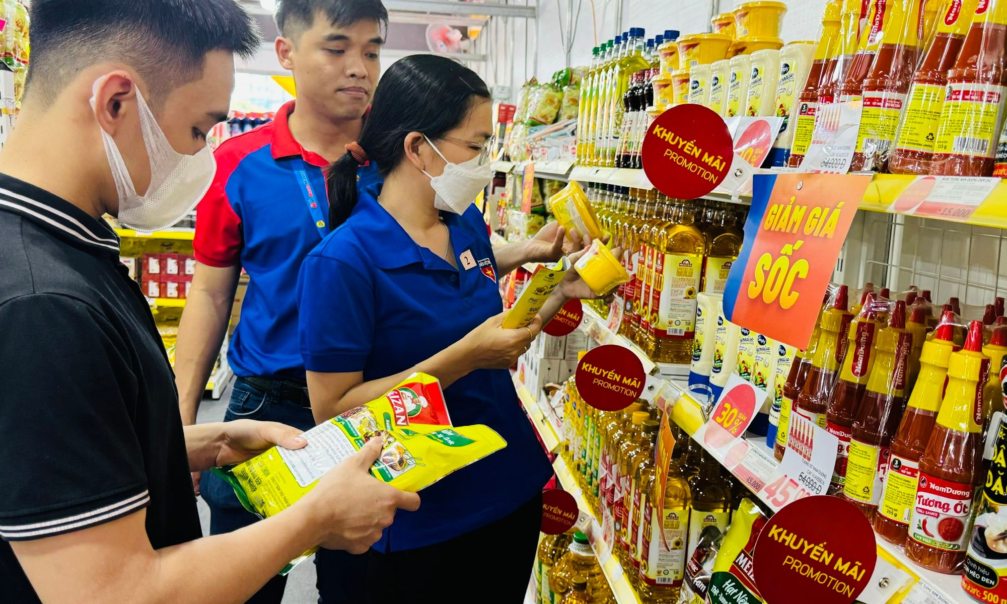Công nhân KCN Vĩnh Lộc giao lưu cùng hoa hậu H&#039;Hen Niê và mua hàng bình ổn 