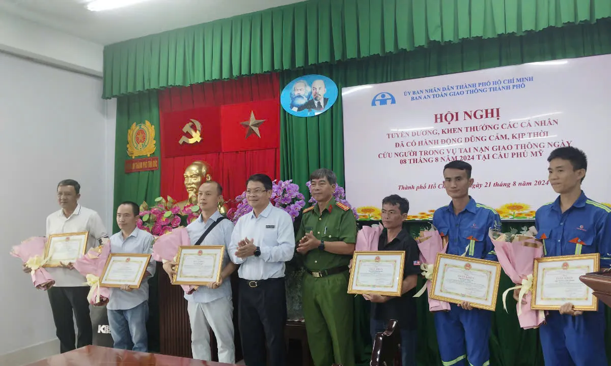 Ban ATGT TPHCM khen thưởng cho 7 cá nhân dũng cảm cứu người bị tai nạn giao thông ở cầu Phú Mỹ.