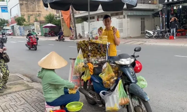Sài Gòn mùa cóc chín