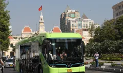 Người dân bắt đầu quan tâm đi xe buýt điện