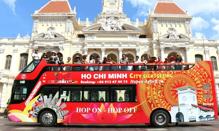 Ngắm Sài Gòn về đêm trên buýt hai tầng Hop on – Hop off có gì thú vị?