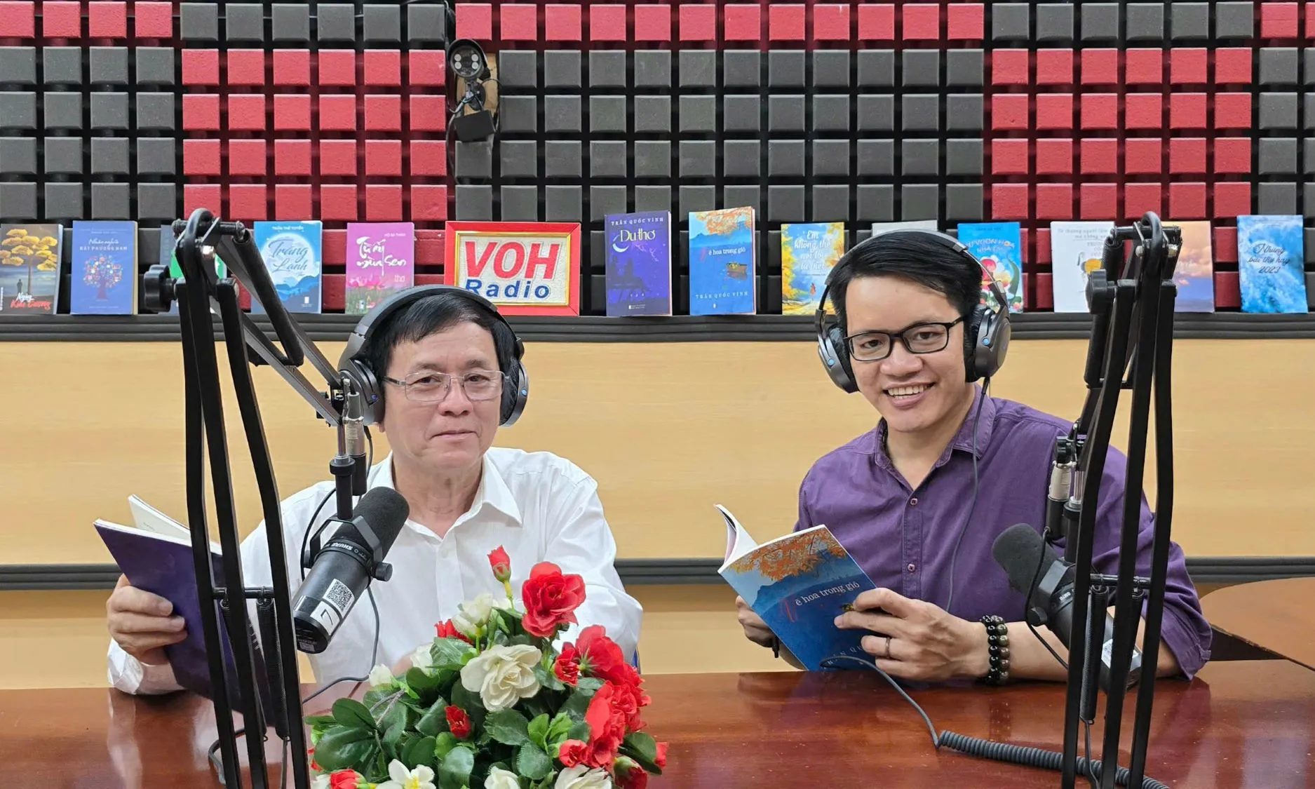 Bác sĩ Trần Quốc Vĩnh du thơ để vẽ hoa trong gió